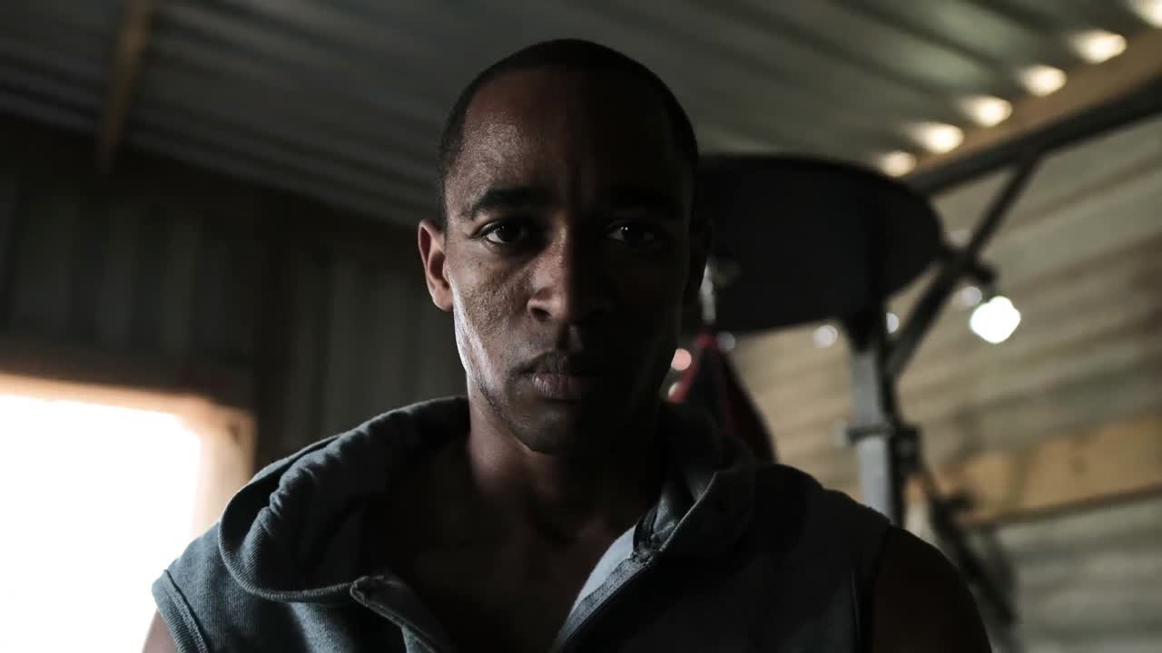 체육관 에서 팔 을  ⁇ 고 서 있는 권투 선수