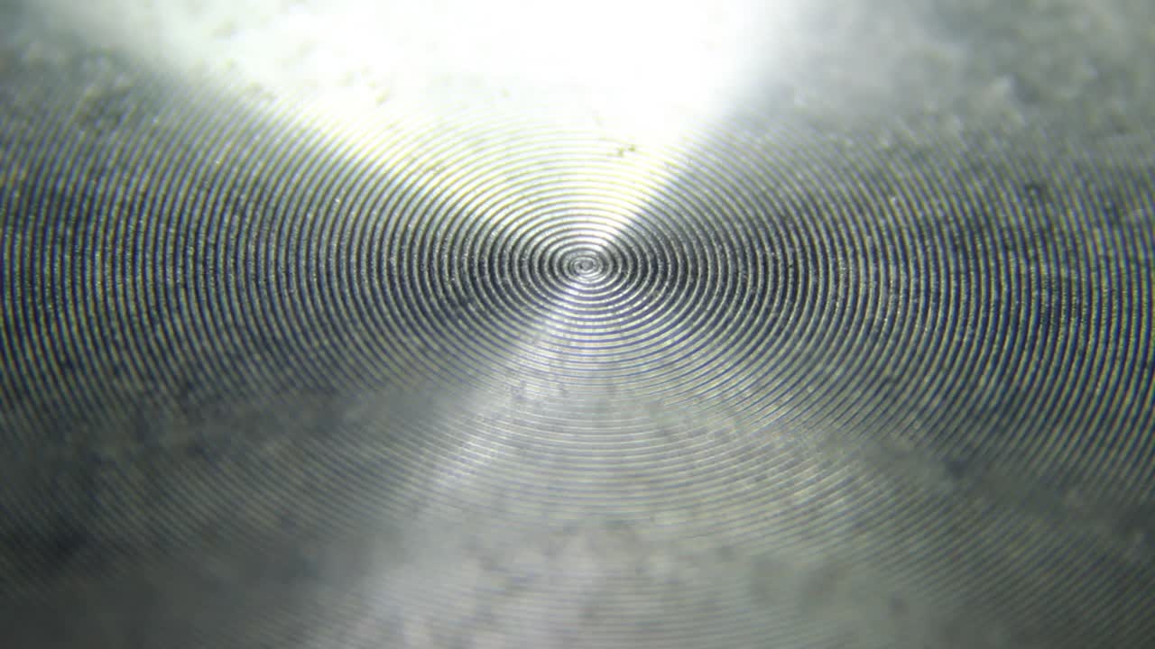 헤드폰의 질감에 감긴 빛