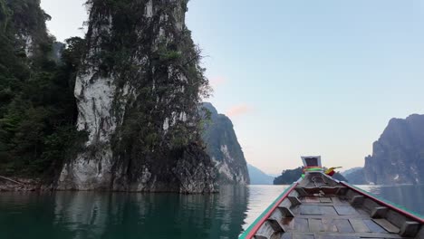 Impresionantes-Vistas-Desde-Un-Barco,-Que-Muestran-La-Belleza-Del-Parque-Nacional-Khao-Sok,-Sus-Impresionantes-Aguas-Y-Majestuosas-Montañas.