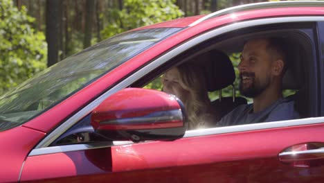 Vídeo-De-Una-Pareja-Feliz-Yendo-De-Viaje-Por-Carretera