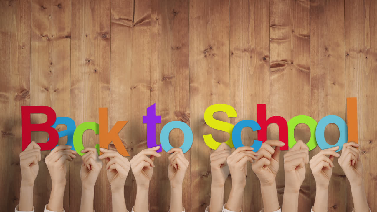 손을 들고 학교로 돌아갑니다.