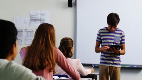 Colegial-Dando-Presentación-En-El-Aula