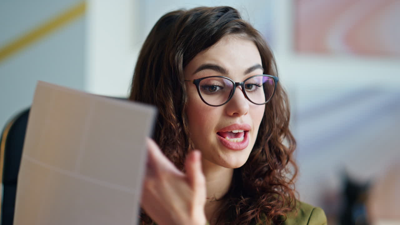 mujer hablando entrevista en línea en el interior. chica hablando videoconferencia de cerca.