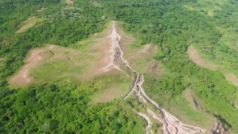 Vista-Aérea-Hacia-Adelante-Hasta-El-Camino-Del-Sendero-Hasta-El-Fondo-De-La-Costa-De-La-Isla