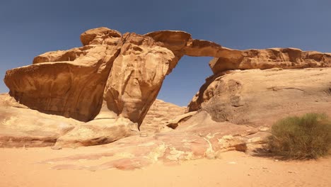 formación de arco natural en el área protegida de wadi rum, jordania en un día soleado, panorama