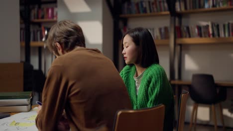 estudiantes que colaboran en una biblioteca