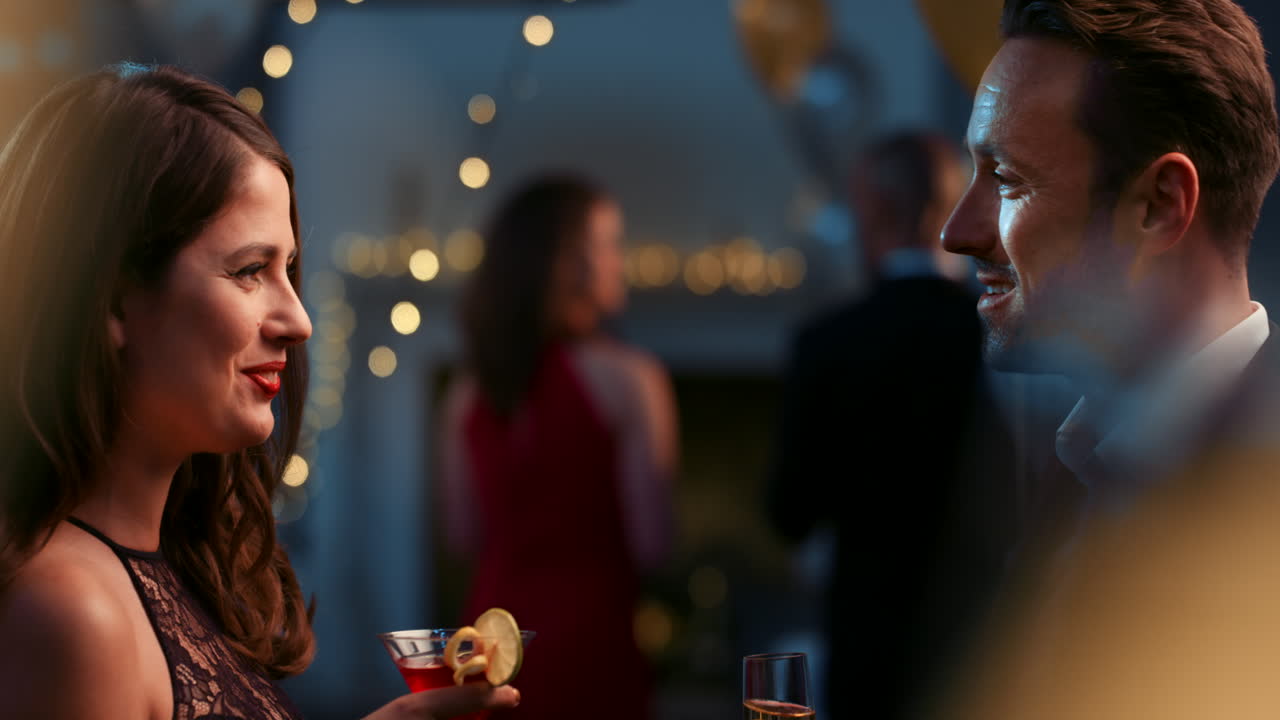 파티 에서 테일을 즐기는 부부