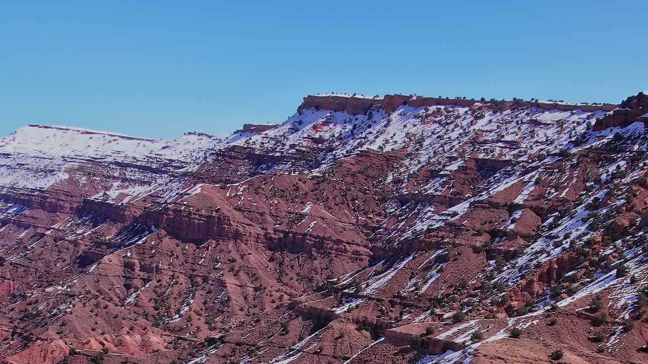 Veduta del paesaggio roccioso e delle colline in Marocco sotto cieli sereni