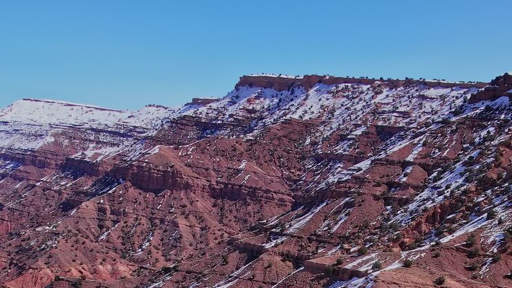 Veduta del paesaggio roccioso e delle colline in Marocco sotto cieli sereni