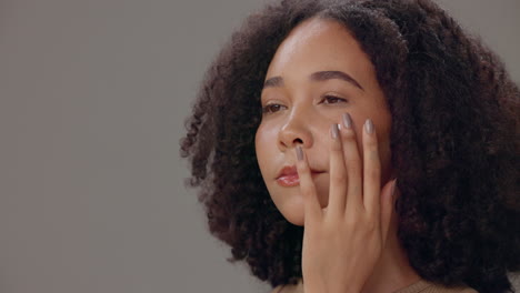 mujer aplicando crema facial