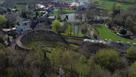 Gulliver&#39;s-World-Warrington-Montaña-Rusa-Vacía-Parque-Temático-Vista-Aérea-Por-Encima-De-Atracciones-Pistas-Izquierda-órbita