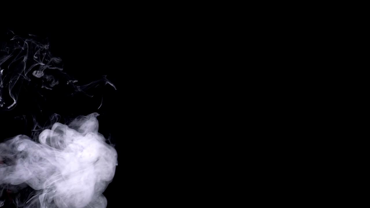 Fumo realistico, nebbia, foschia isolati su sfondo nero, modalità schermo per effetto di sovrapposizione. Ripresa in slow motion 4K
