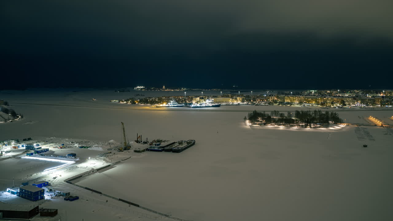 Hyperlapse Udara Malam Hari Pemandangan Kota Nihti Bersalju dan Tepi Laut Helsinki