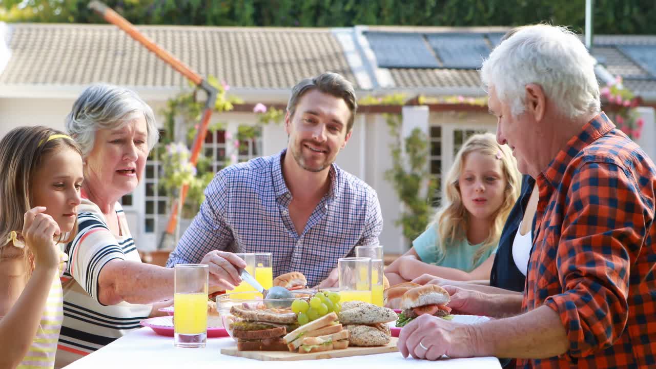 Glad familie spiser frokost