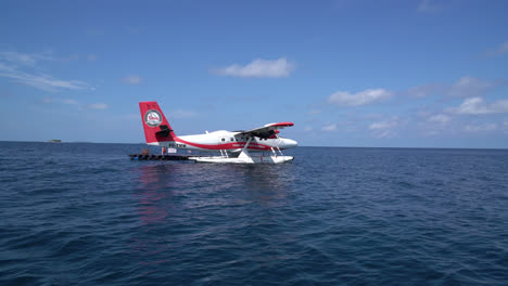 Wasserflugzeug-Auf-Dem-Meer-Mit-Blauem-Himmel