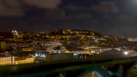 Lapso-De-Tiempo-En-Lisboa-Con-Vista-Al-Castillo-De-São-Jorge,-Noche