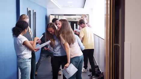 estudiantes de secundaria adolescentes emocionados celebrando los resultados de los exámenes en el corredor de la escuela