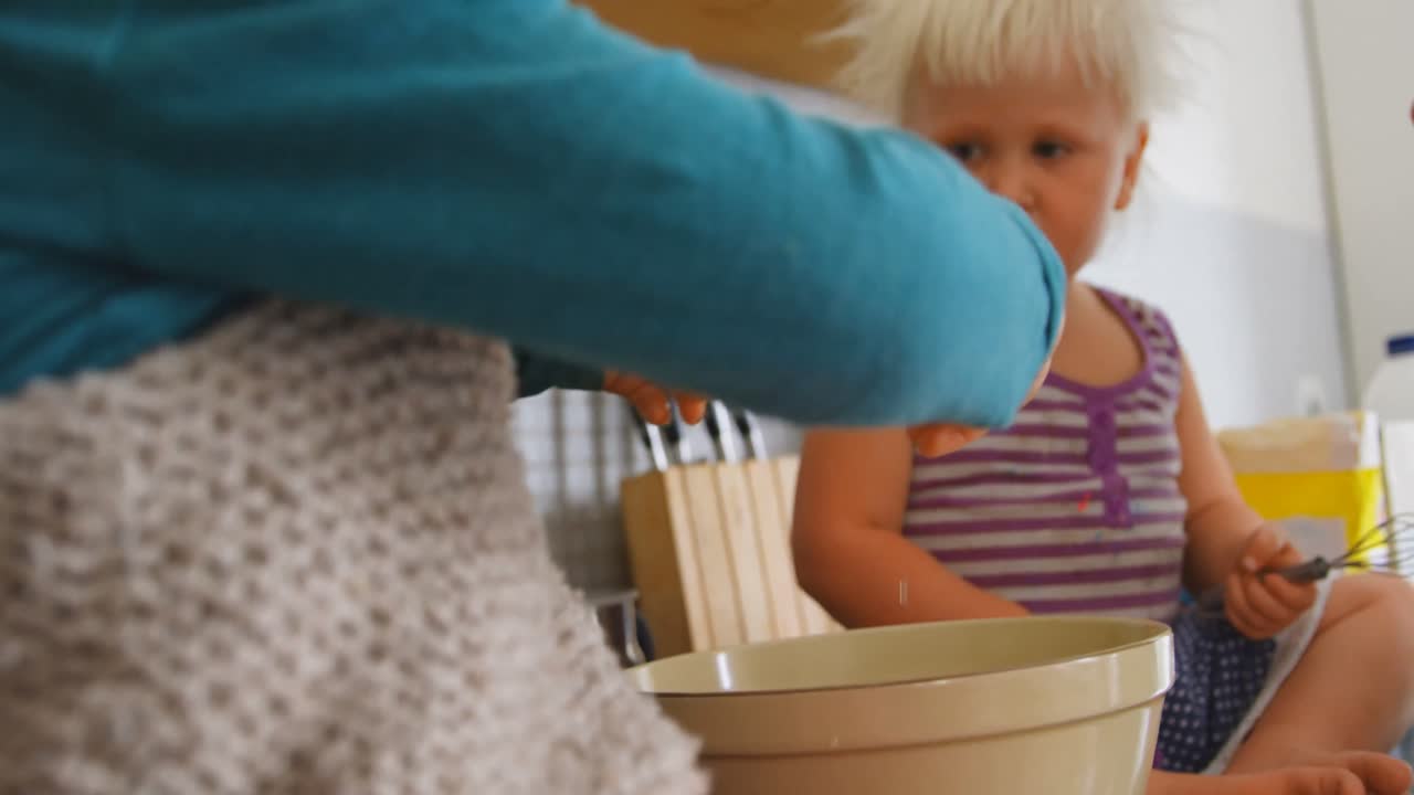 아이들과 함께 계란을  ⁇ 는 아버지 4k