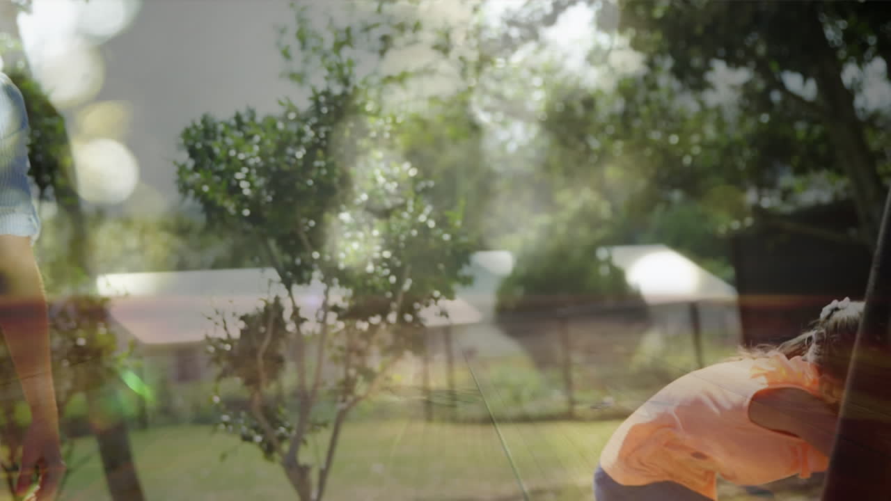 흔들기 에서 놀고 있는 아이 들