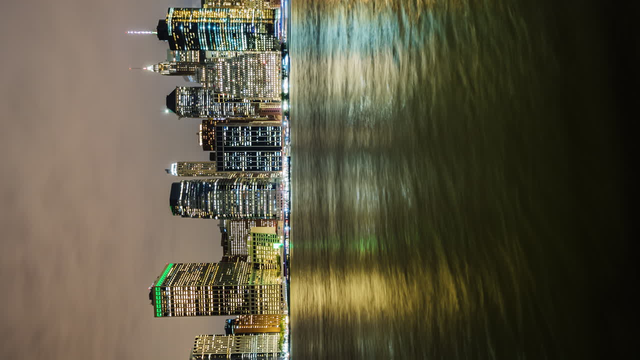 video nocturno orientado verticalmente de manhattan nueva york por la noche