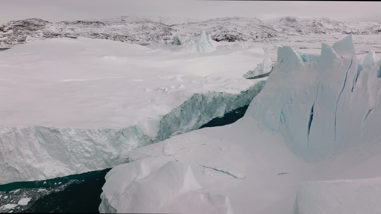 ilulissat icefjord의 바다와 얼음 위의 드론