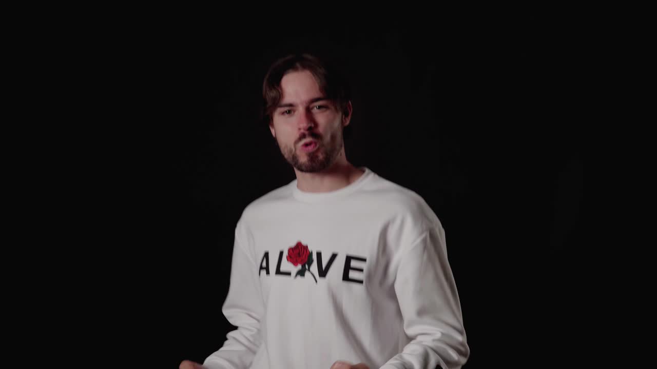 joven de moda que se emociona, gesto alegre, amplio, fondo negro