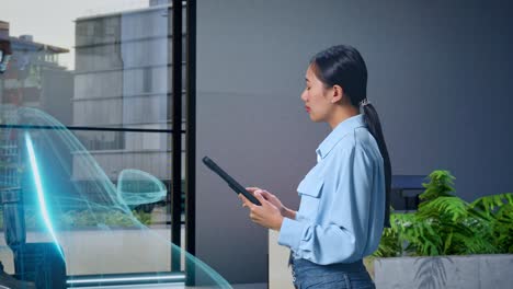 mujer usando tableta en una oficina moderna, diseño virtual en el fondo