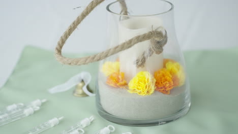 Mesa-De-Boda-Diseñada-Con-Velas,-Flores-Y-Burbujas-Para-Niños