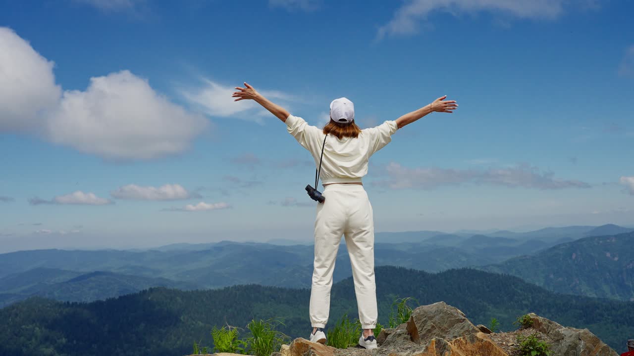 산꼭대기 에서 전망 을 즐기는 여자