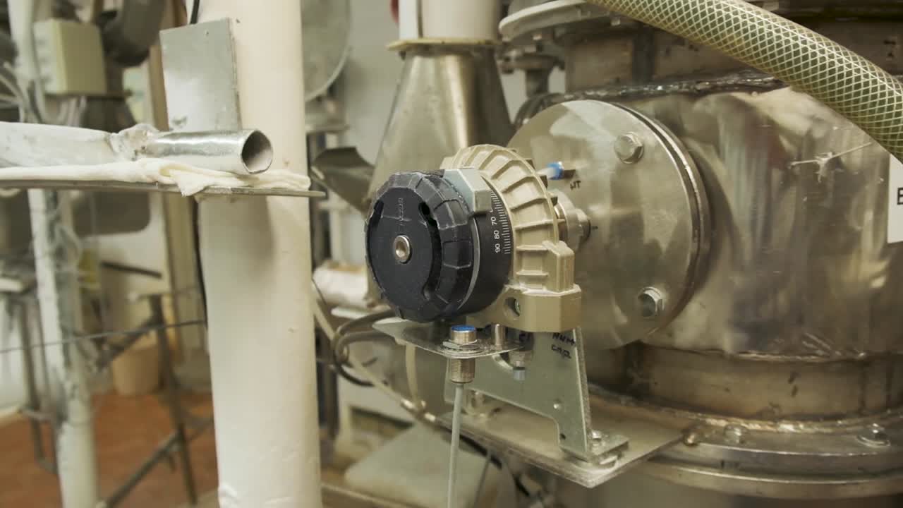 공장 내의 산업 기계 및 장비