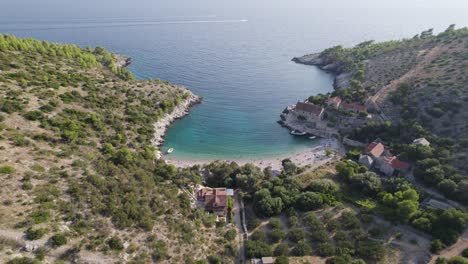 isla hvar, croacia: imagen aérea de la playa de dubovica con el terreno costero