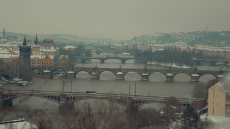Prag-Brücken-Winter-Schnee-Zeitlupe