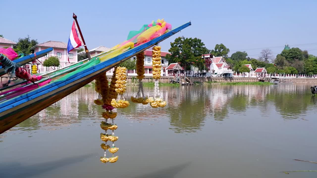 Barca decorata su un fiume calmo ad Ayutthaya