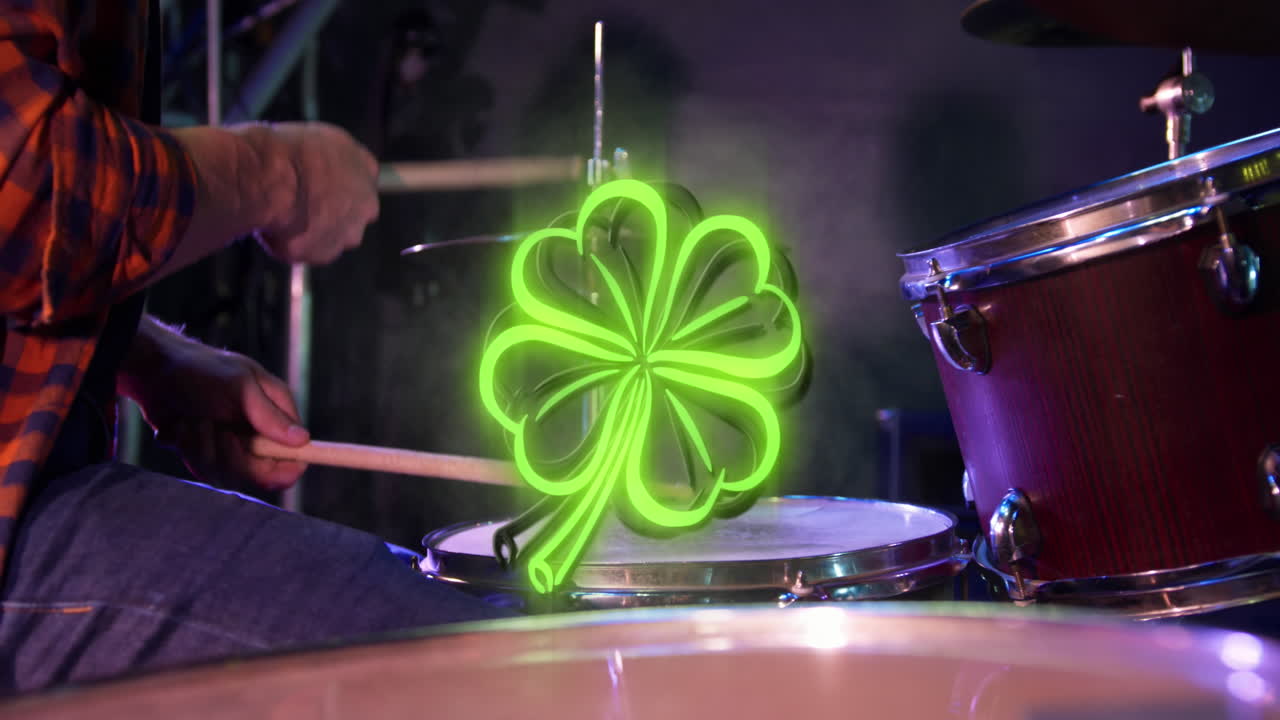Animazione di un neon di trifoglio verde del giorno di San Patrizio sopra un batterista sul palco.
