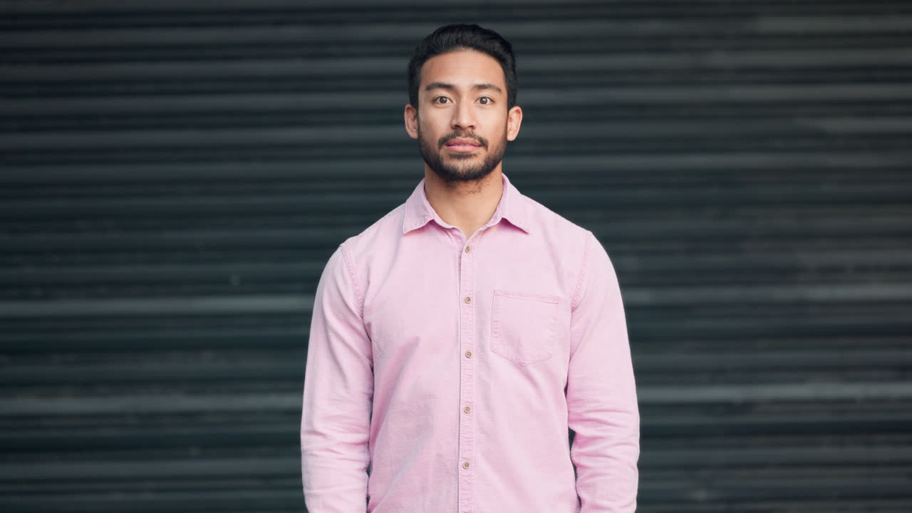 hombre alegre y emocionado celebrando el éxito