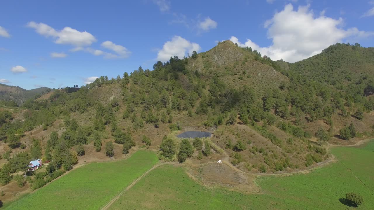 Panoramica aerea sulla campagna della Valle della città di Jarabacoa