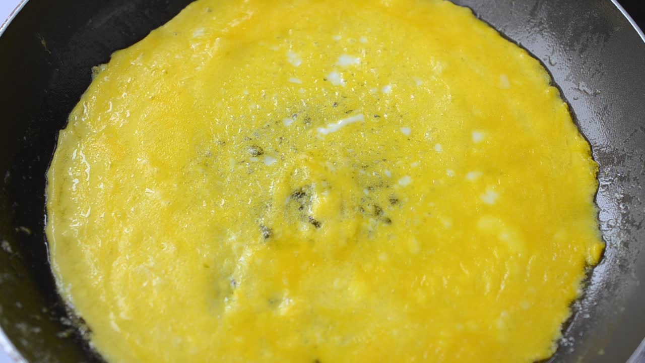 We pan fry an omelet. Omelet on a frying pan