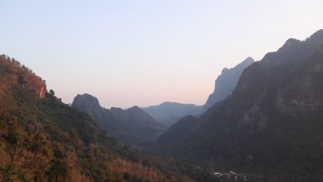 Hermosa-Puesta-De-Sol-Sobre-El-Valle-De-La-Montaña-En-La-Ciudad-Montañosa-De-Nong-Khiaw-En-Laos,-Sudeste-Asiático