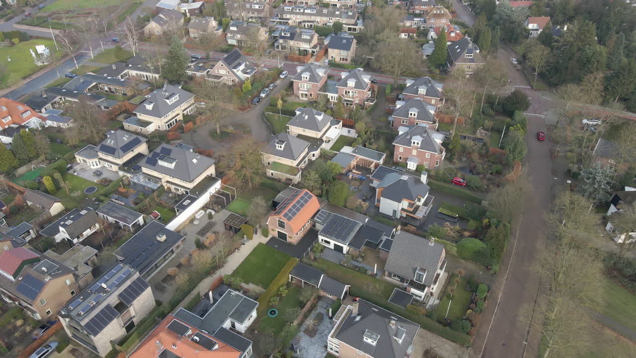 Luchtfoto van een luxueuze buitenwijk.