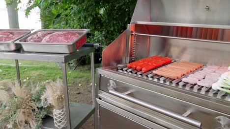 3-Barbecue-Grills-Beginnen-Mit-Dem-Garen-Roher-Zutaten-Bei-Einer-Gartenparty-Am-See,-Treffen-Sich-Mit-Lateinamerikanischen-Mexikanern-Und-Genießen-Wurst,-Fleisch,-Steak,-Zwiebeln,-Holzkohle-Service,-Kühlservice