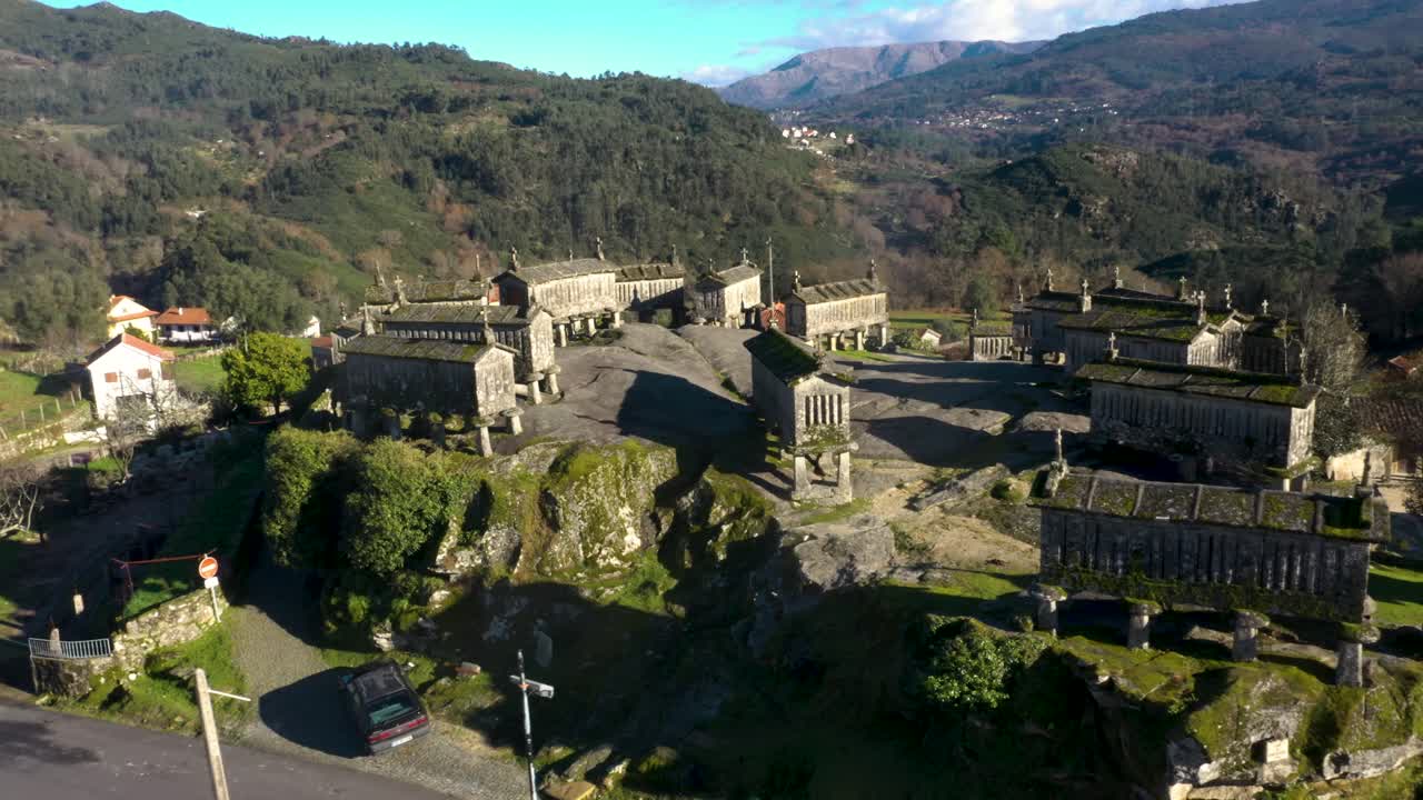 orbita aérea de primer plano de los graneros de la aldea de soajo, arcos de valdevez, portugal