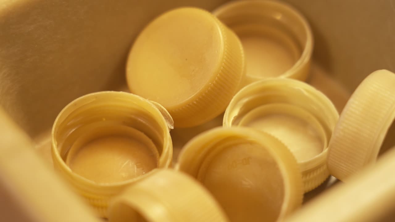 tapas de botellas de refrescos biodegradables en una caja