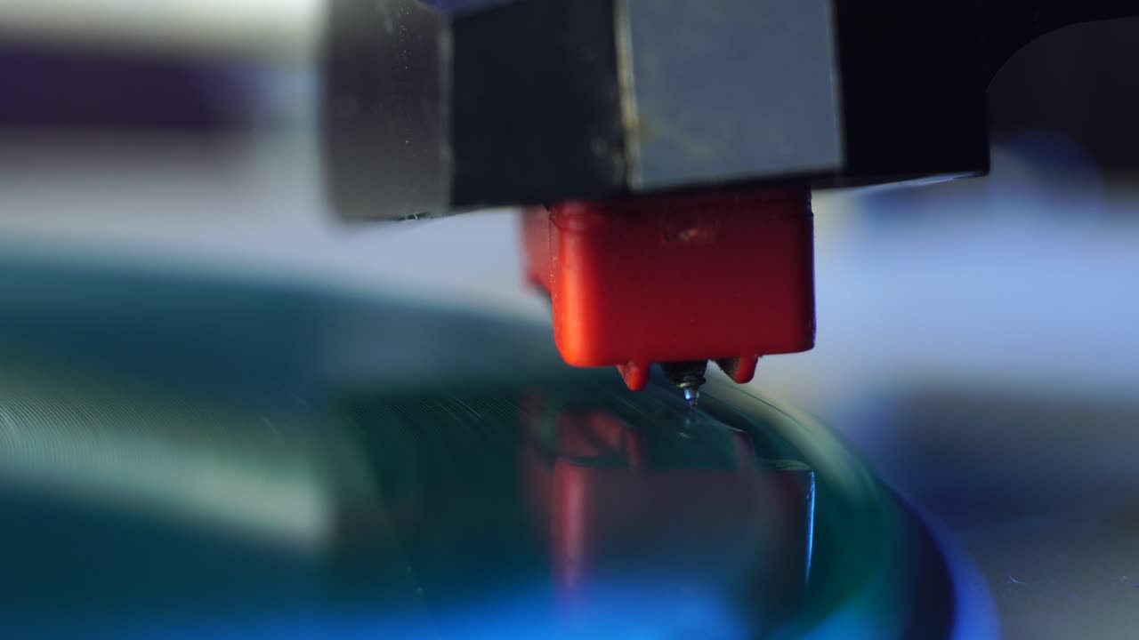 disco de vinilo verde en el tocadiscos de gramófono antiguo, colocando la aguja de cristal en el disco