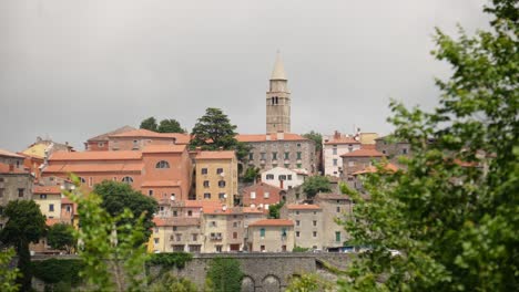 La-Ciudad-De-Latín-Y-El-Alto-Campanario-De-Zvonik-Sv