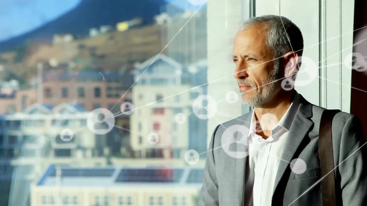 animación de la red de personas iconos sobre pensativo empresario caucásico senior en la ventana