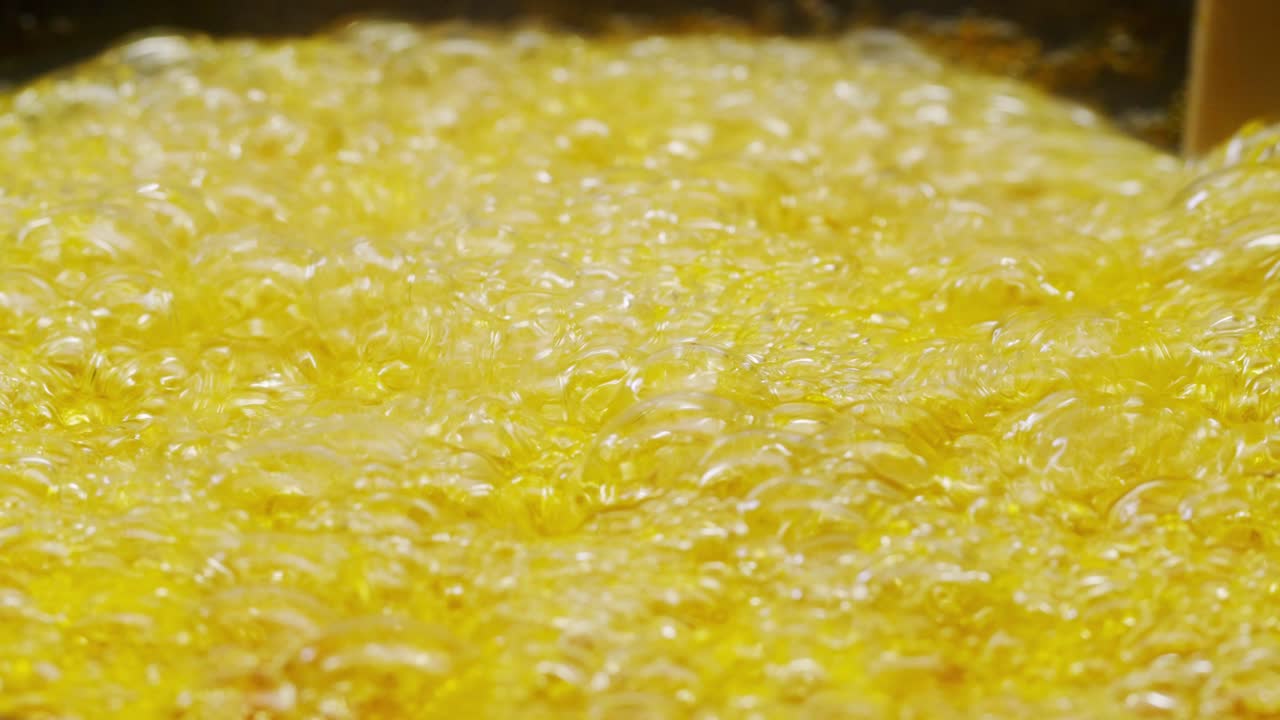 bayas saludables de espino marino para beber té, bayas maduras congeladas en frasco de vidrio y ramas con hojas vista superior en fondo rústico de madera oscura, genial para la piel, el corazón, los vasos y el sistema inmunológico.