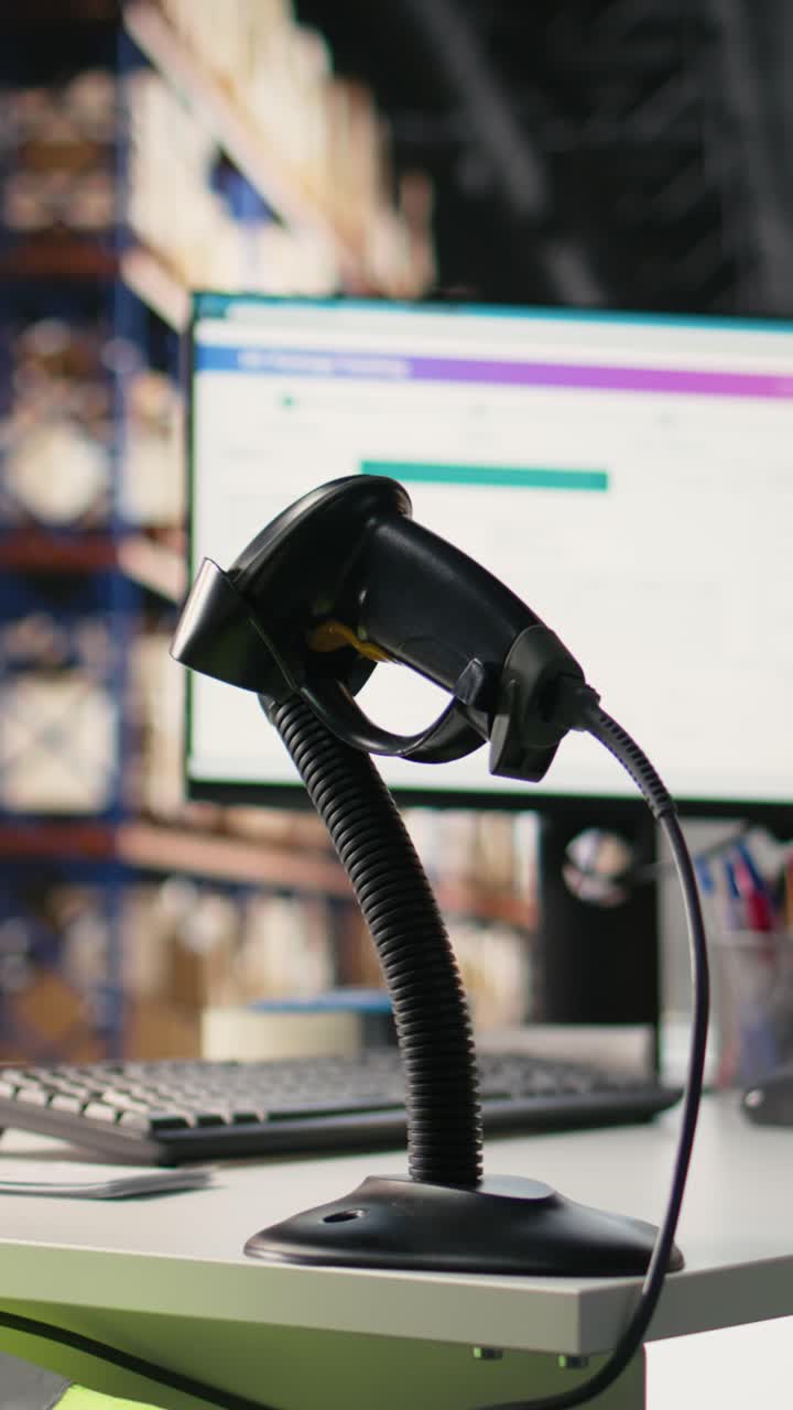 Vídeo Vertical: Sistema de software de rastreamento de pacotes segue as encomendas enviadas via números AWB