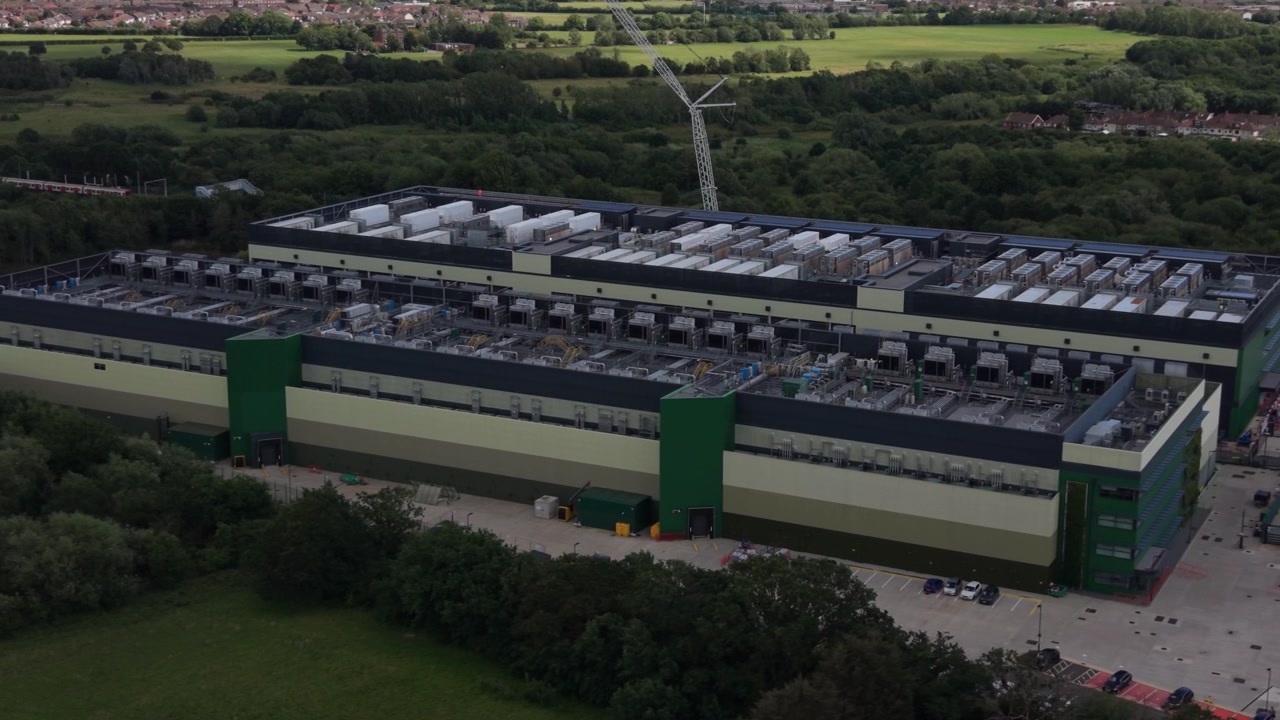Storstilet datacenterfacilitet observeret fra himlen på en solskinsdag.