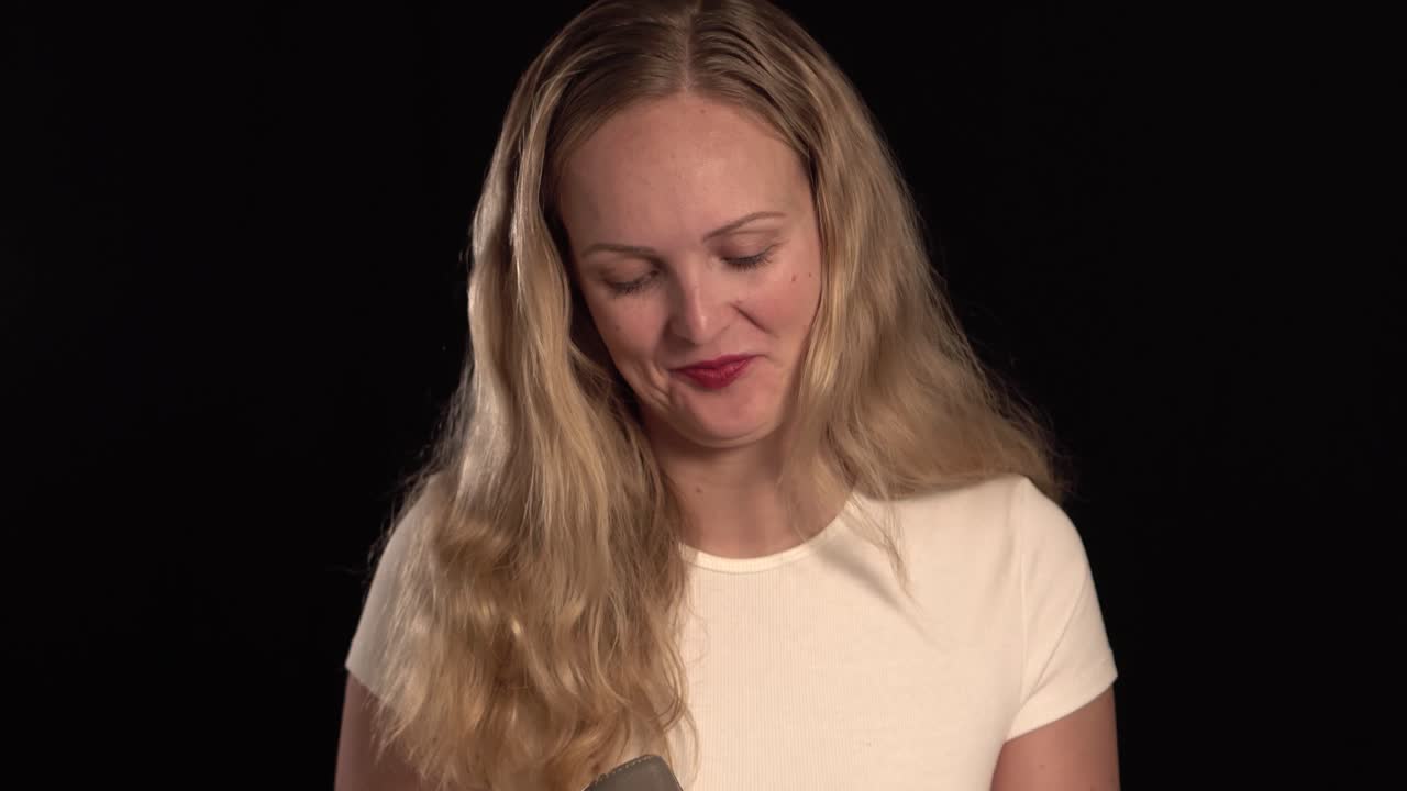 европейская блондинка показывает свои деньги из кошелька