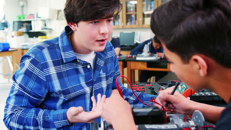 Alumnos-Varones-De-Secundaria-Construyendo-Vehículos-Robóticos-En-Una-Lección-De-Ciencias.